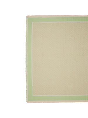 Bufanda Karl Lagerfeld de inspiración clásica y estilo elegante para mujer