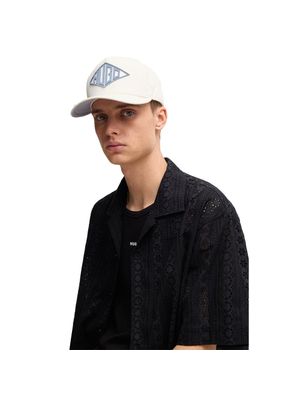 Gorra Hugo con logotipo bordado geométrico para hombre