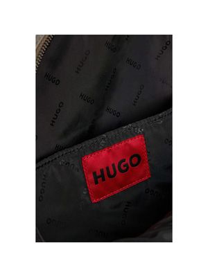 Mochila Hugo con bolsillos frontales y logo metálico para hombre